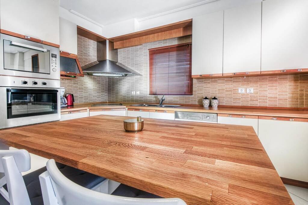Spacious Apartment In Glyfada Close To The Sea أثينا المظهر الخارجي الصورة