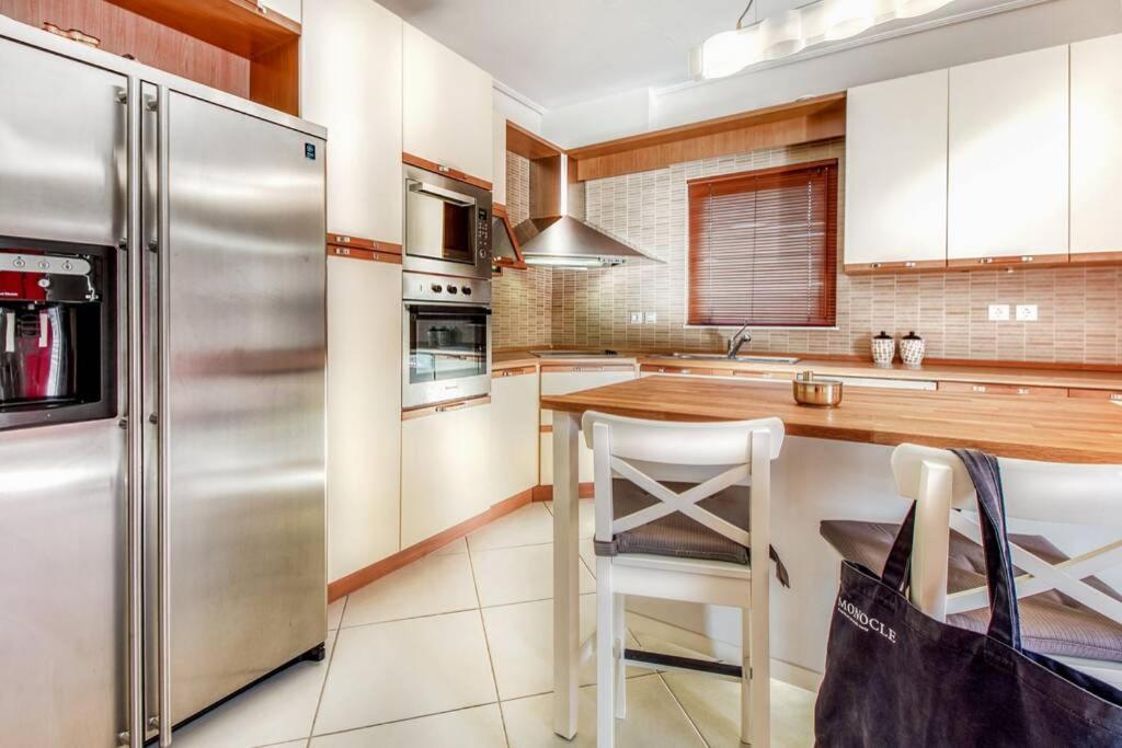 Spacious Apartment In Glyfada Close To The Sea أثينا المظهر الخارجي الصورة