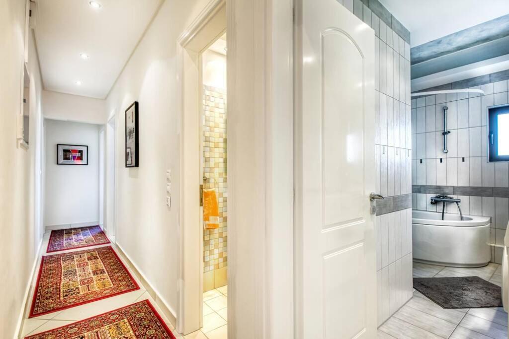Spacious Apartment In Glyfada Close To The Sea أثينا المظهر الخارجي الصورة
